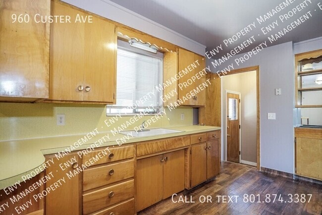 Building Photo - 960 Custer Ave