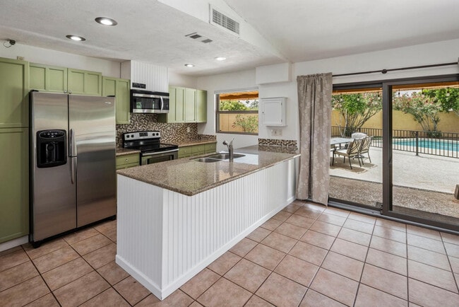 Building Photo - 10625 E Becker Ln