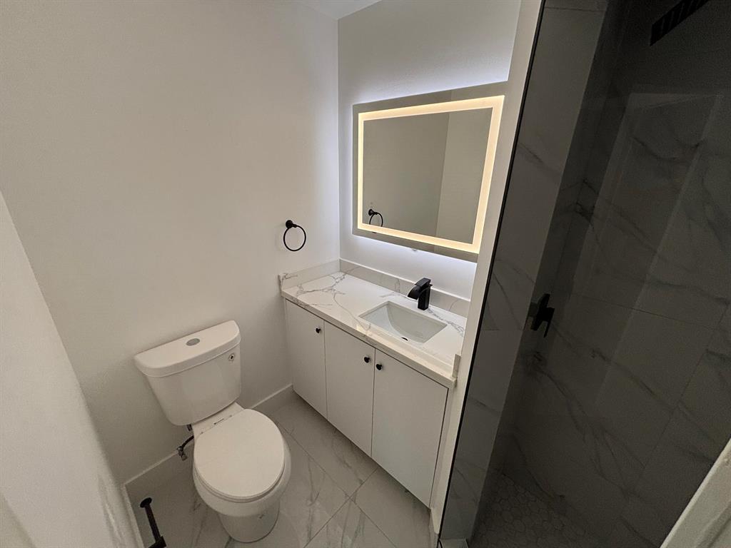 Building Photo - 880 SE 12th St