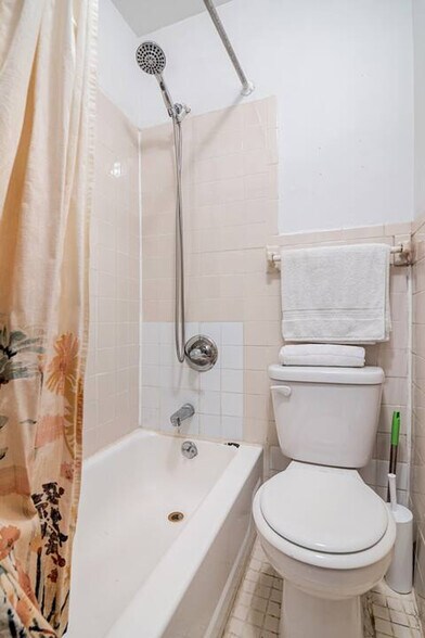 Building Photo - 235 E 89th St