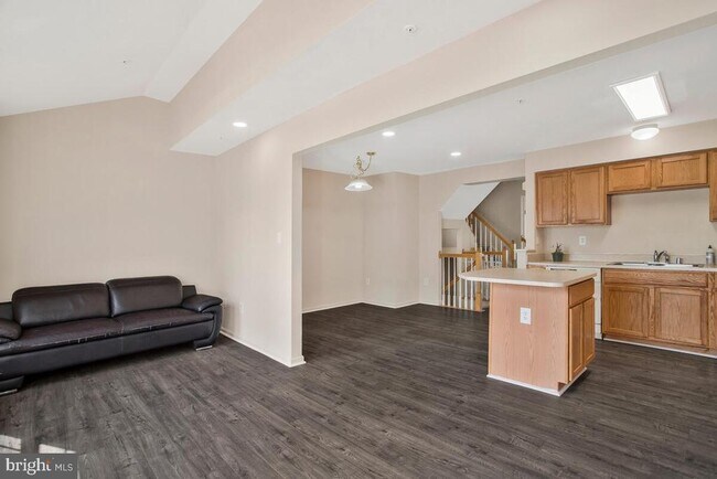Building Photo - 7641 Fairbrook Rd
