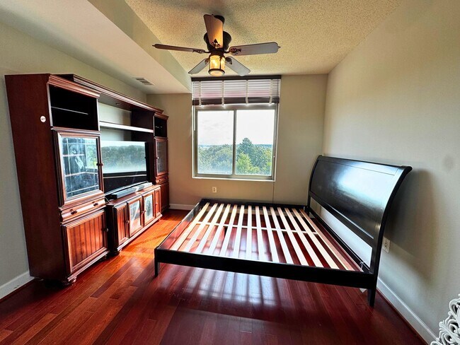 Building Photo - Luxury Fully Furnished 2BR/2BA Corner Cond...