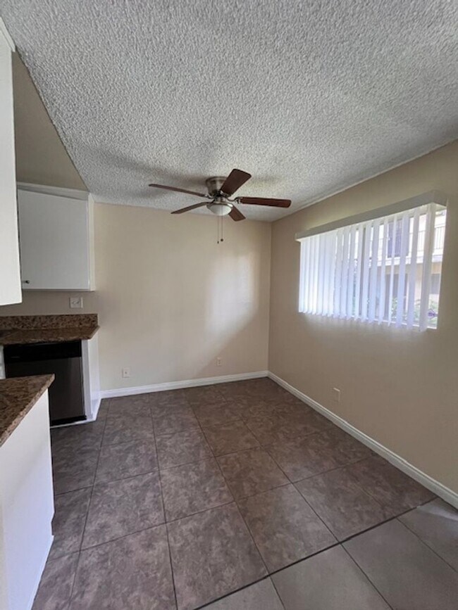 Building Photo - 2 Bedroom/ 2 Bath upstairs unit located in Long Beach!