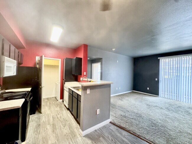 Building Photo - Ground Floor 2BD/2BA Condo in Gated Hender...