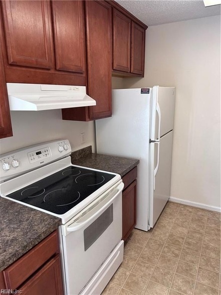 Building Photo - 905 Captains Ct
