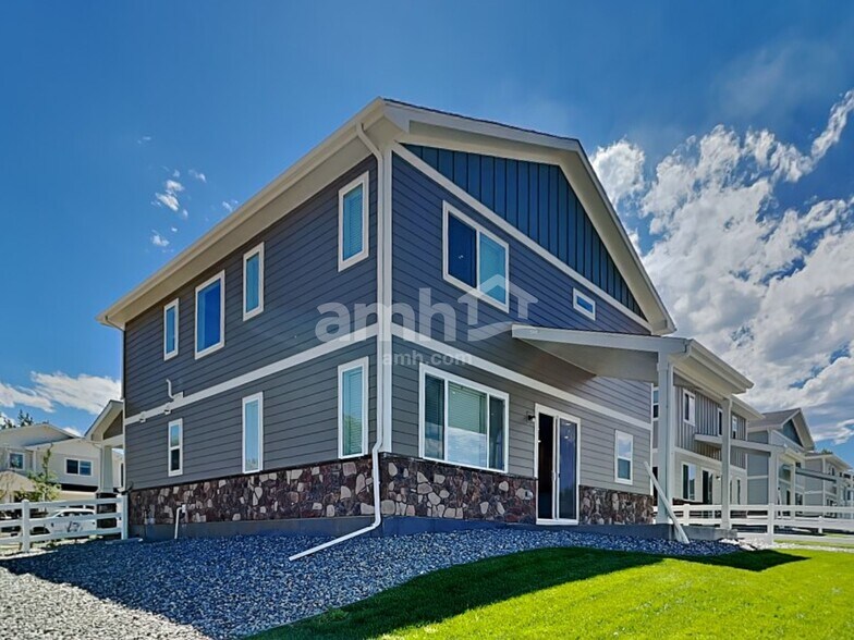 Building Photo - 832 S Oak St