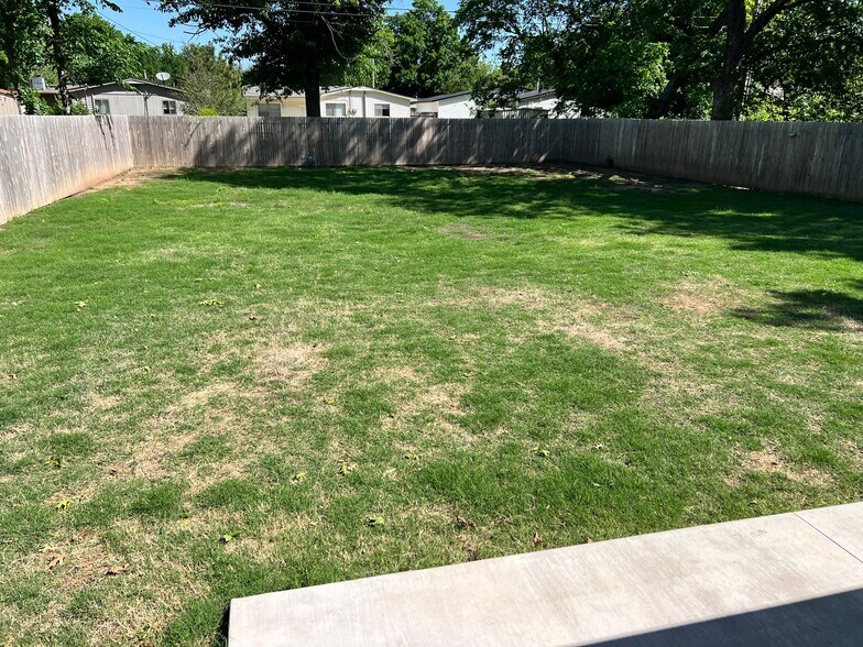 Building Photo - 1615 Iowa St