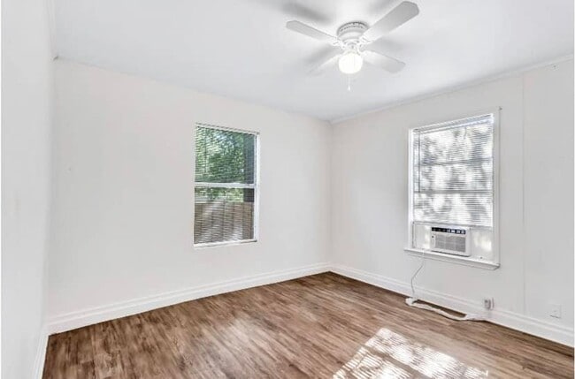 Building Photo - Charming 2 Bed / 1 Bath Duplex with big shared Backyard