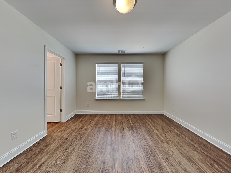 Building Photo - 215 Dogwood Cir