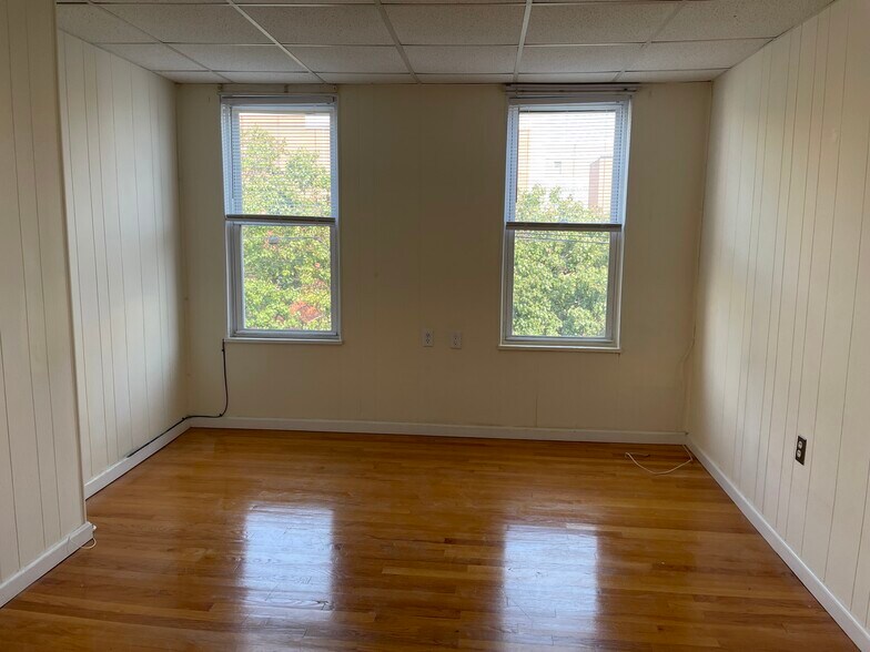 Building Photo - 475 Monmouth St