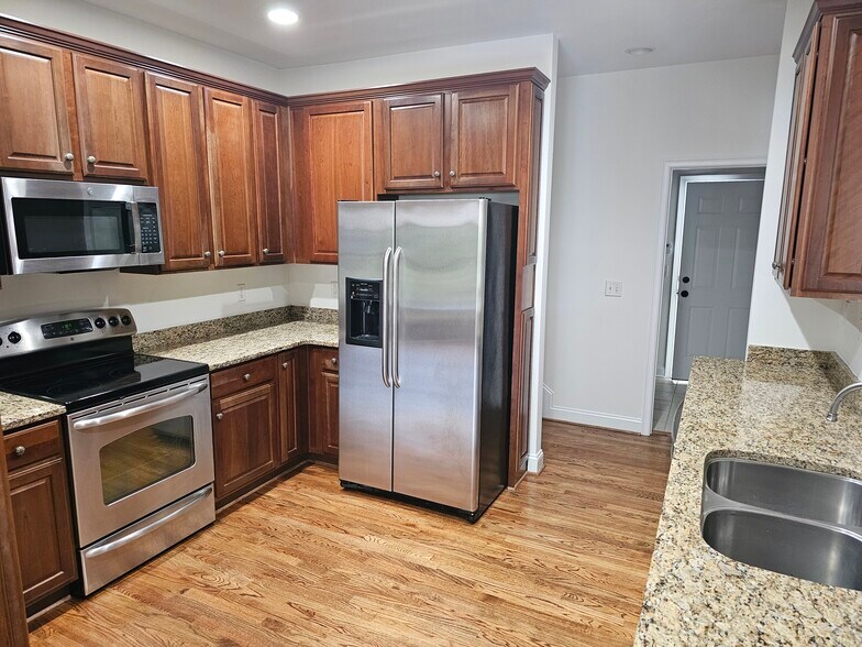 Building Photo - 212 Medford Dr