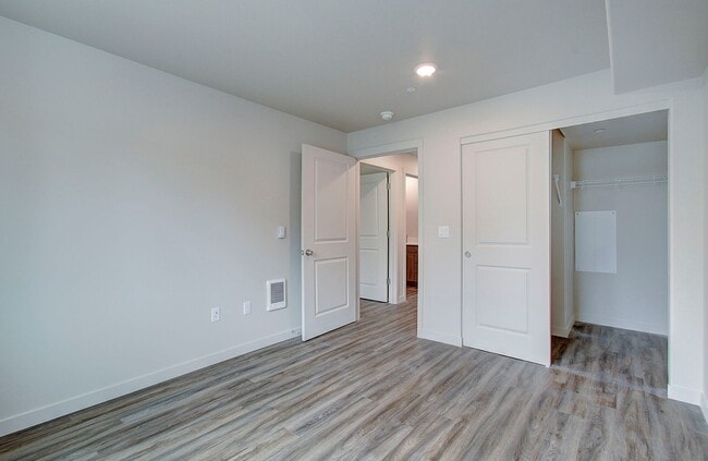 Building Photo - 404 NE 117th Ave