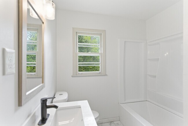 Building Photo - 1415 Creekwood Dr