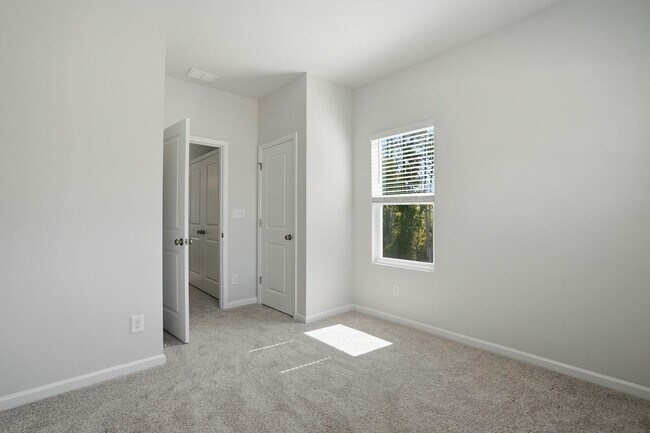 Building Photo - BRAND NEW TOWNHOME-9 FOOT CEILINGS-TWO CAR GARAGE-POOL COMMUNITY