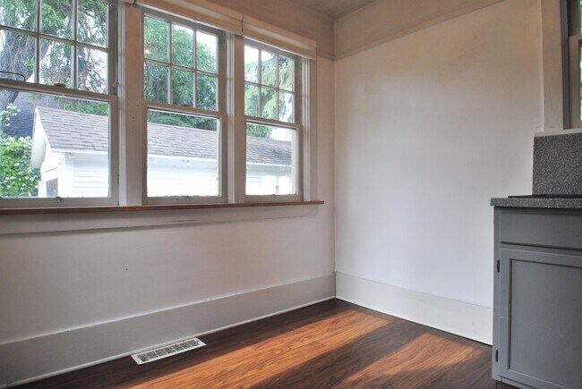 Building Photo - 271 Preston Ave