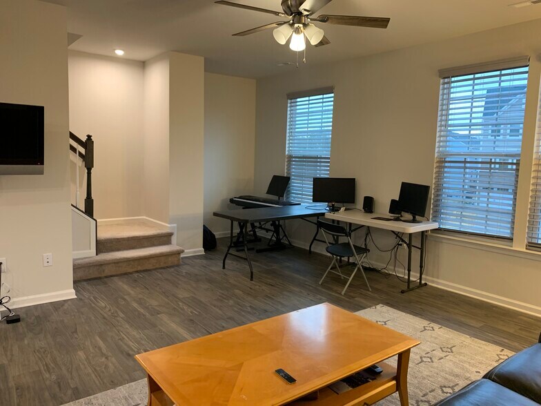 Building Photo - 392 Amber Acorn Ave