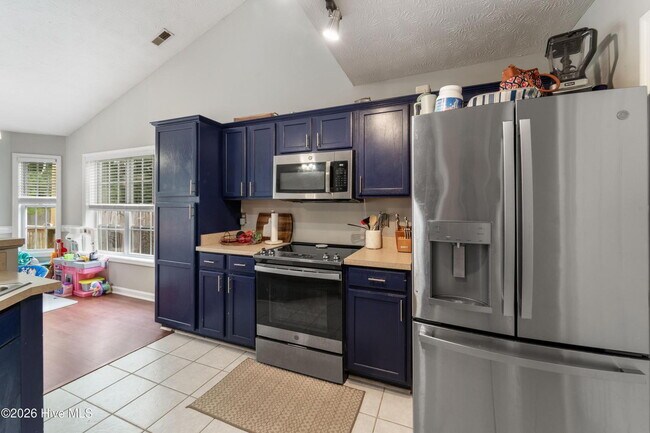 Building Photo - 3 Bedrooms AND A BONUS!! Short Term Leases considered, NO breed restrictions!