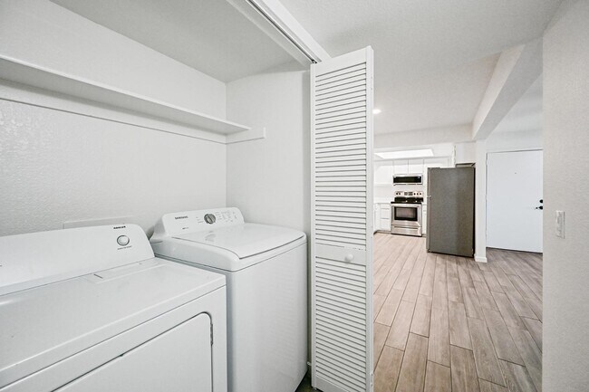 Building Photo - 1075 E Chandler Blvd