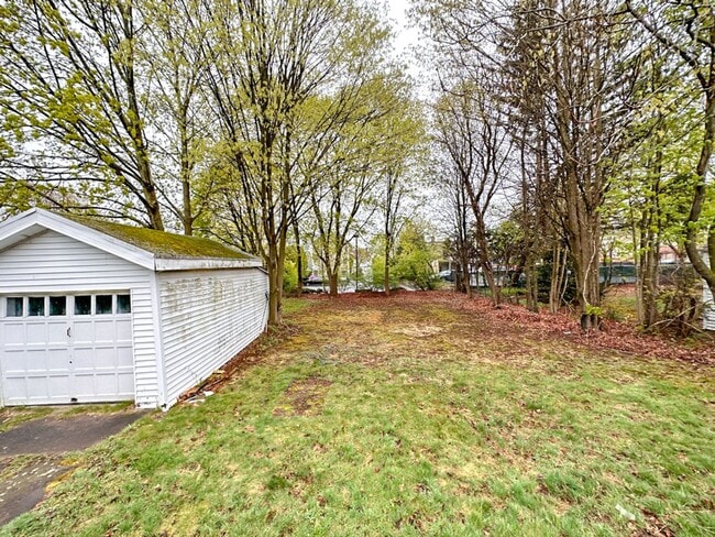 Building Photo - Lovely 3-bed Single Family Home in Hamden! Gorgeous Hardwood Floors throughout!