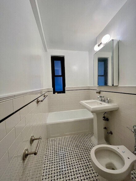 Building Photo - 141 E 56th St