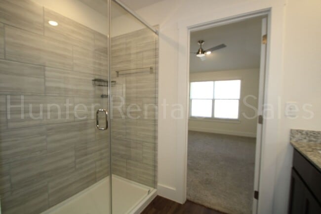 Building Photo - Newer Modern Cove 4 Bedroom