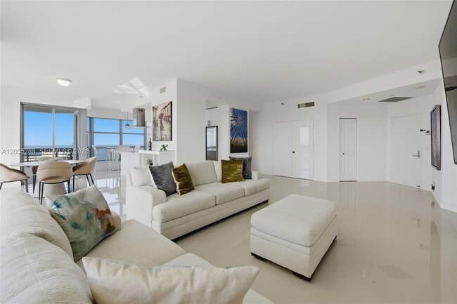 Building Photo - 3500 Mystic Pointe Dr