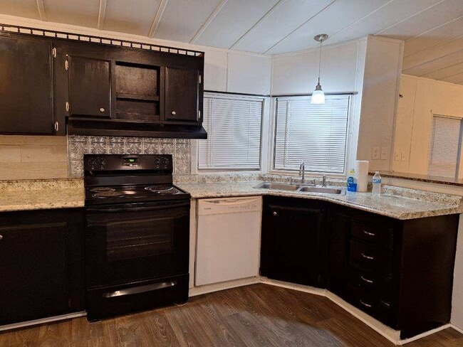 Building Photo - New Rental!!-Annaville/Calallen Area