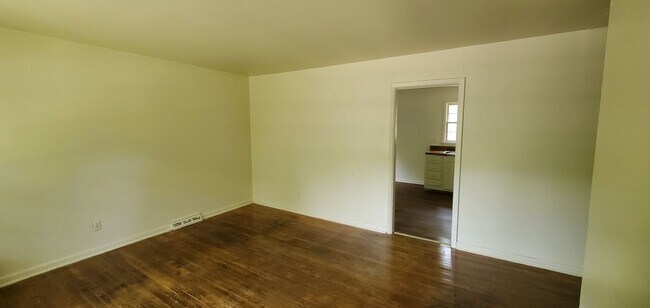 Building Photo - 2 Bedroom 1 Bathroom Duplex