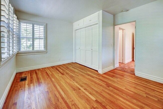 Building Photo - Large Old Fig Home