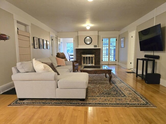 Building Photo - 1010 N 7th St