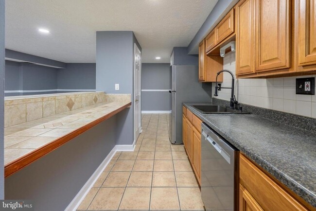 Building Photo - 108 Kenwood Dr