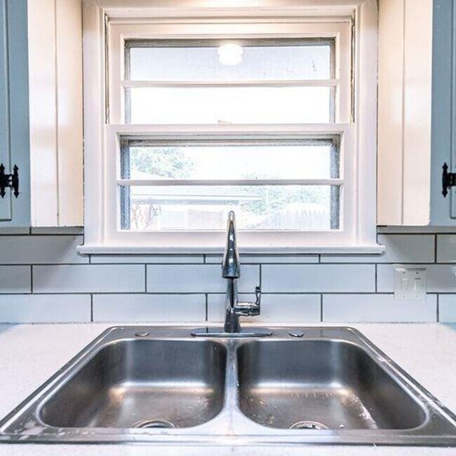 Building Photo - Room to Grow! Spacious, Remodeled 3/2/2 in Great Location!