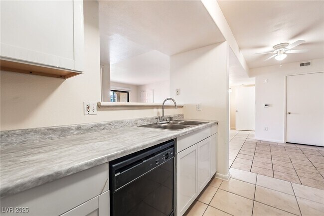 Building Photo - 950 Seven Hills Dr