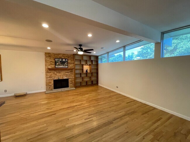 Building Photo - Show Stopper!