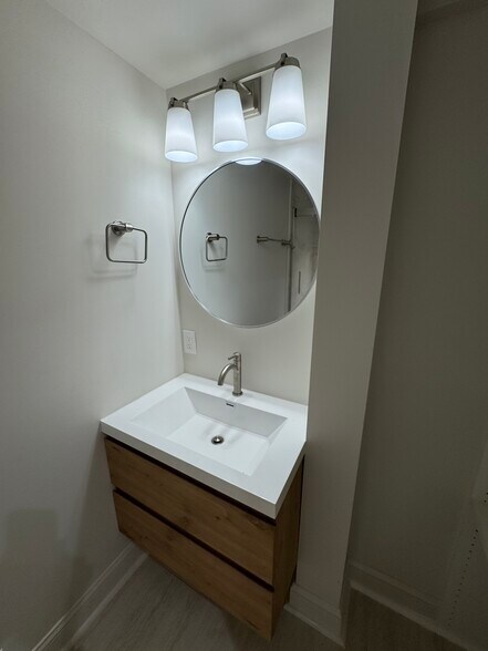 Building Photo - 886 Moore Rd