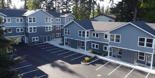 Building Photo - 3 BD/2 BA -Two-Level Townhome, 1bdrm lower level w/ private bath/walk in closet. Lots to Offer, M...