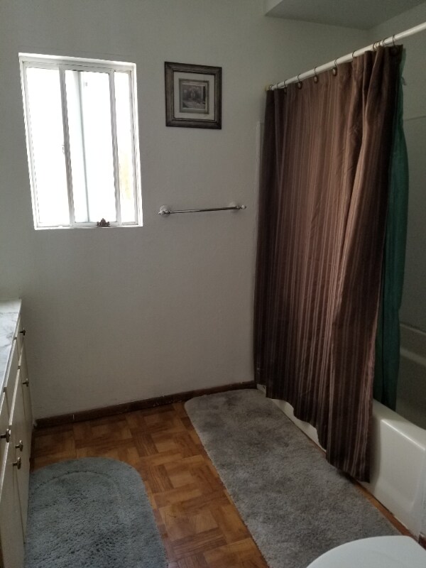 Building Photo - 206 W Cedar Ave