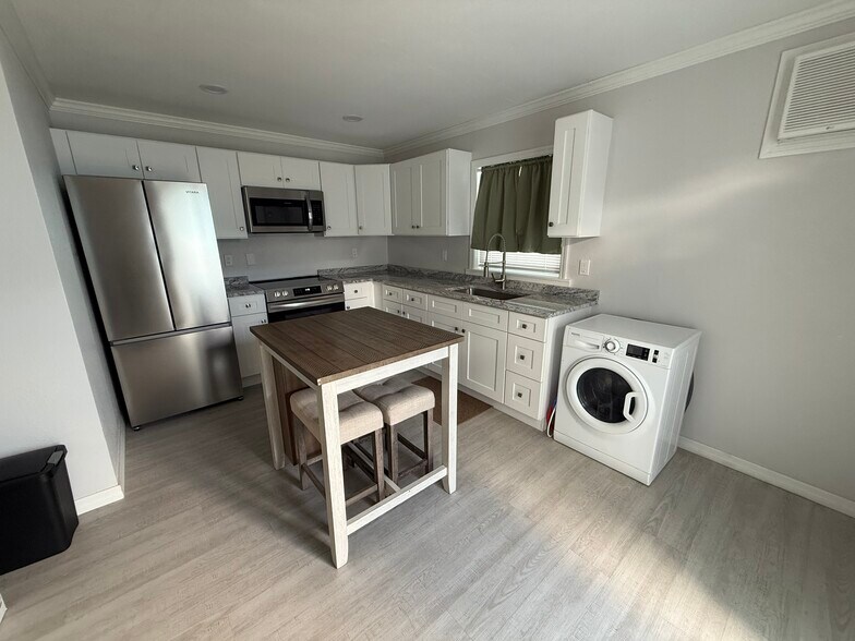 Kitchen with washer/dryer combo - 324 Clearwater Ave