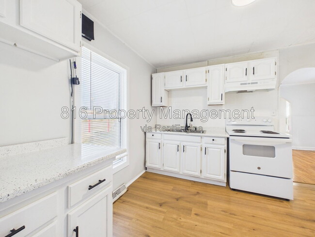 Building Photo - 836 N Montgall Ave