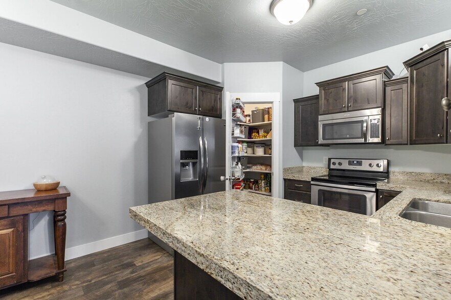 Building Photo - 1881 N Crest Rd