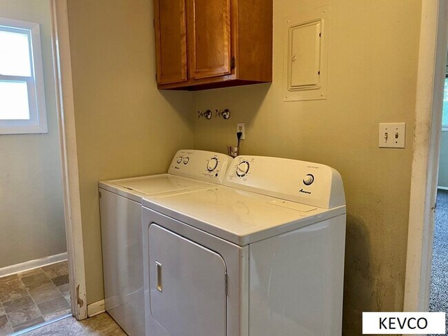 Building Photo - Awesome Four Bedroom Home by CSU Campus!
