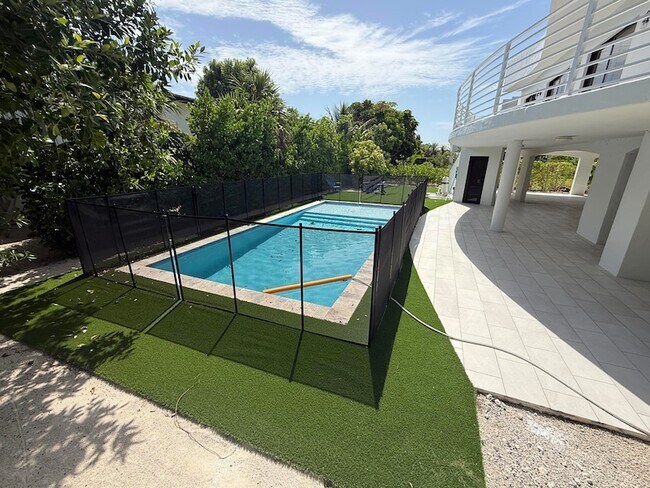 Building Photo - 273 W Seaview Dr