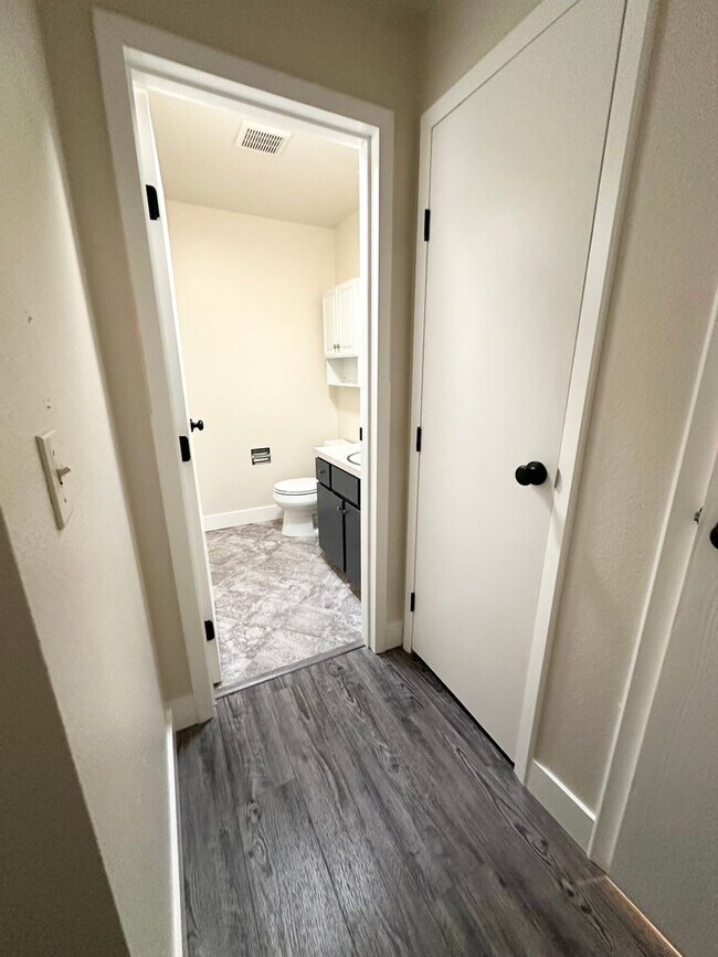 Building Photo - For Rent – 4302 W Kennewick Ave #1