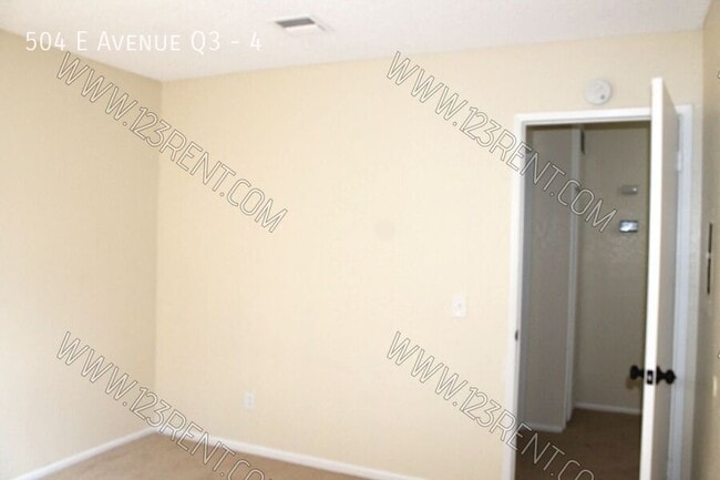 Building Photo - 504 E Ave Q3