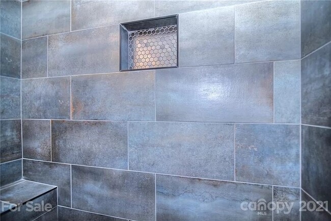 Building Photo - Remodeled 3 bed, 2 bath home in Plaza-Shamrock!