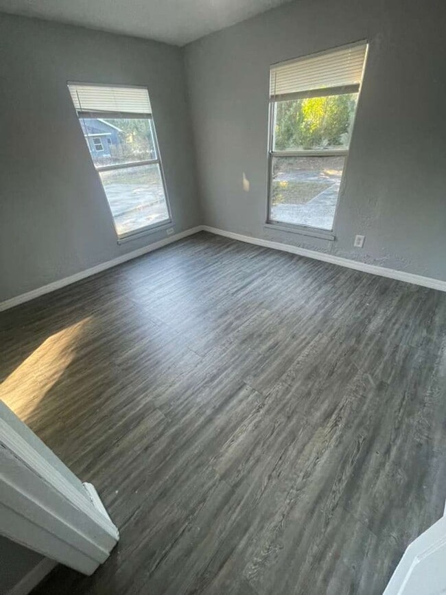 Building Photo - 2/1 St Pete Move In Ready | Apply for FREE This Holiday Season!