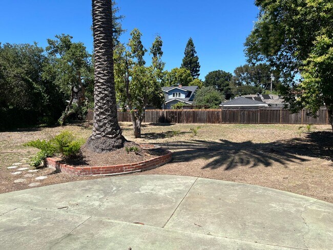 Building Photo - Los Gatos Living Just Minutes from Downtown & New Whole Foods