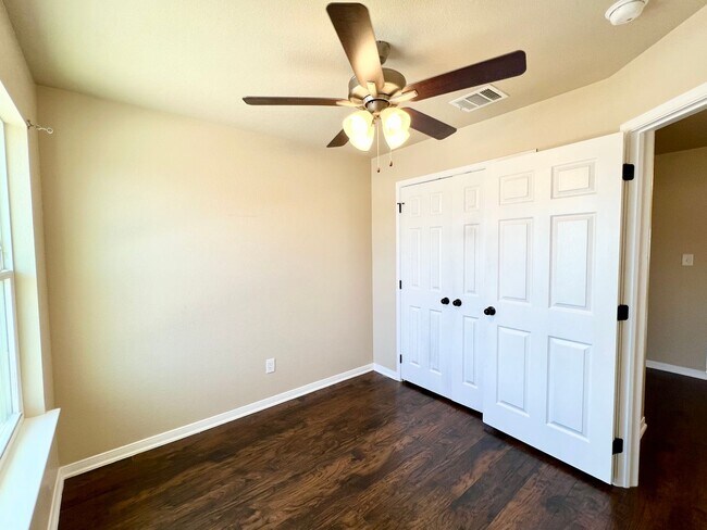 Building Photo - ~3 bedroom, 2.5 bath with balcony and priv...