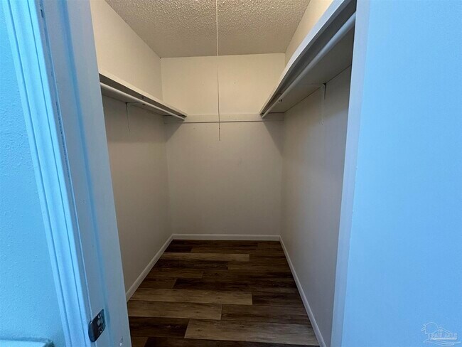 Building Photo - 4665 Balmoral Dr