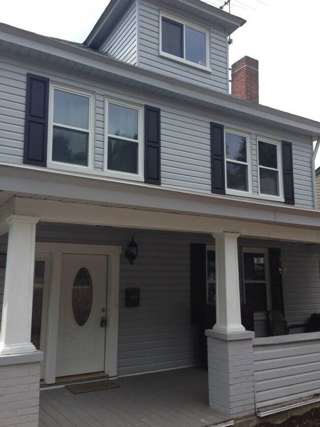 Building Photo - Luxury Rental - South Side